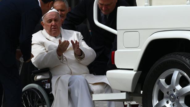 Herz- und Atemprobleme: Papst ins Krankenhaus eingeliefert