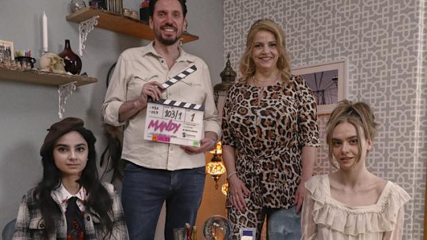 Regisseur Andreas Schmied mit Bayan Layla (li.), Rebecca Immanuel (2. v. re.) und „Mandy“-Hauptdarstellerin Eli Riccardi (re.)