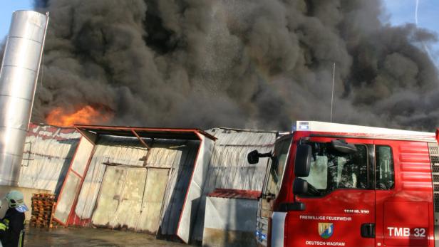 Tausende Liter Speiseöl und große Mengen an Speisefett verbrannten zum Teil explosionsartig. Marchfeld: Speiseöl-Lager brannte völlig aus