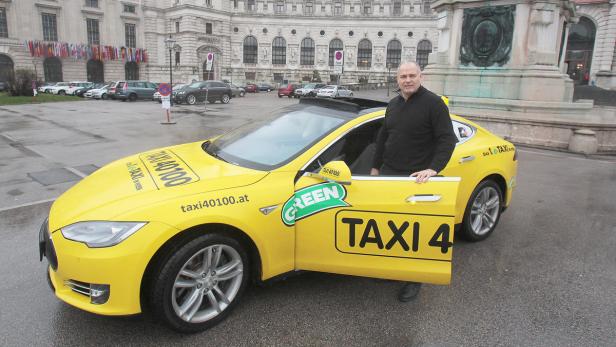 Herr Gabor fährt eines von vier Tesla-Taxis in Wien. Wer einsteigt, kann sich zum normalen Taxi-Tarif durch Wien kutschieren lassen.
