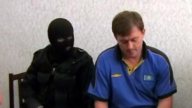 Der „unbeeinflusste“ Zeuge Vadim K. wurde, wie andere auch, in Astana in Handschellen vorgeführt.