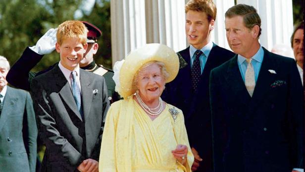 Prinz Harry, Queen Mum, Prinz William und der heutige König Charles