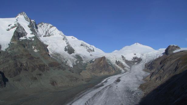 Eine weite Gletscherlandschaft unter einem strahlend blauen Himmel.