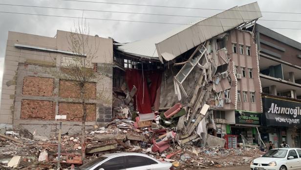 Türkei: Wie die Menschen nach dem Mega-Beben ums Überleben kämpfen