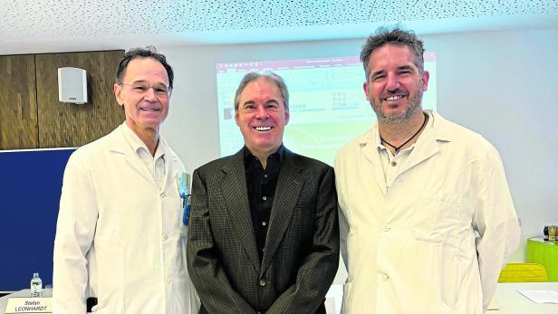 Rainer Trummer mit seinen Ärzten, Vorstand Alexander Gaggl (li.) und Simon Enzinger