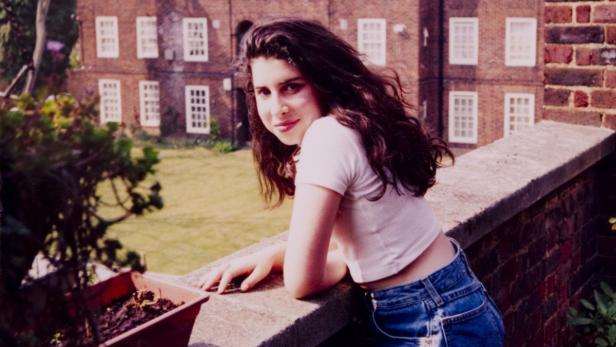Amy Winehouse als Teenager vor der Wohnung ihrer Großmutter