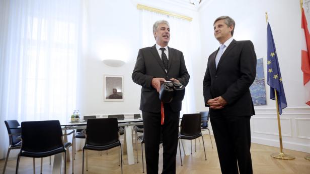 Der neue Finanzminister Hans Jörg Schelling mit seinem Vorgänger Michael Spindelegger.