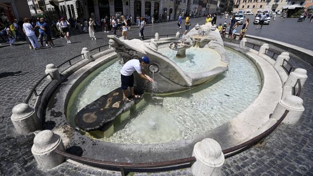 Klimaprotetst: Schwarze Farbe in Barcaccia-Brunnen in Rom geschüttet
