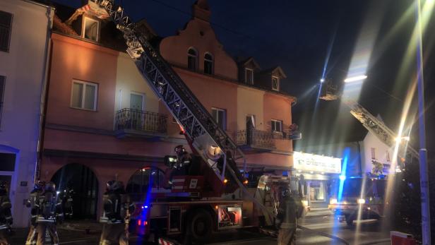 Zimmerbrand in Graz: Mehrere Menschen über Stiege gerettet
