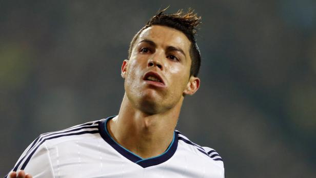 Nahaufnahme von Cristiano Ronaldo in einem weißen Trikot.
