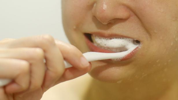 Warum man nicht unter der Dusche Zähne putzen sollte
