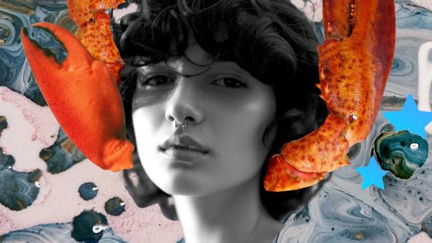 Ein Schwarz-Weiß-Porträt einer Person mit zwei Hummerscheren vor einem abstrakten Hintergrund.