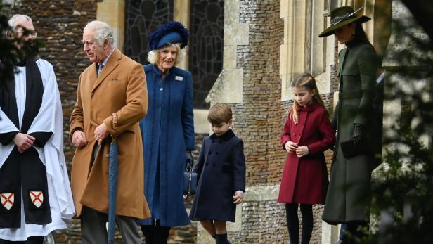 König Charles mit Camilla, Prinz Louis und Prinzessin Charlotte