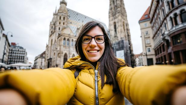 Selbstporträt vorm Stephansdom: Soloreisende Frauen dürfen sich in Wien sicher fühlen.