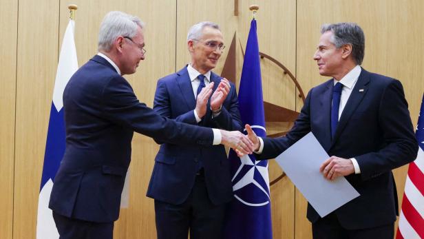 Der finnische Außenminister Pekka Haavisto (li.) beim Handshake mit seinem US-Amtskollegen Antony Blinken (re.). NATO-Sekretär Jens Stoltenberg ist der nächste Gratulant.
