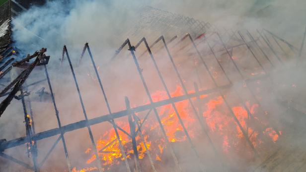 Dachstuhl im Ausmaß von 500 Quadratmeter über dem Stroh- und Futterlager ging in Flammen auf