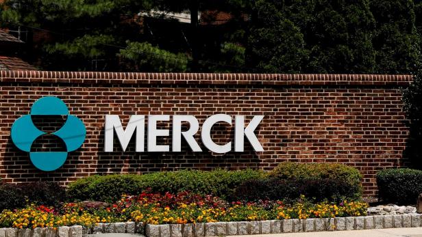 Das Merck-Logo an einem Tor zum Merck & Co Campus in Rahway, New Jersey.