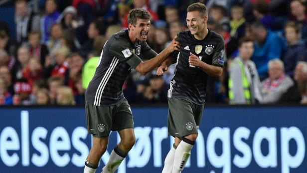Thomas Müller und Joshua Kimmich jubeln gemeinsam auf dem Fußballfeld.