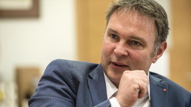 Andreas Babler, Kandidat für den SPÖ-Vorsitz und Bürgermeister von Traiskirchen, in einer Gesprächssituation 