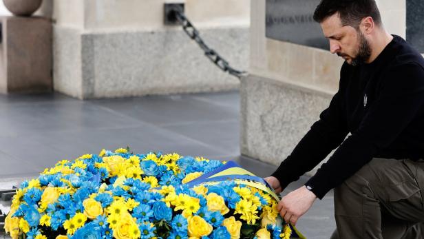 Selenskij legt einen Kranz am Grab des unbekannten Soldaten in Warschau nieder