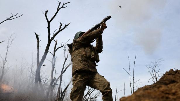 Ukrainischer Soldat nahe der Front bei Bachmut