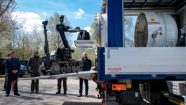 Ein Roboter wird von mehreren Personen aus einem Lastwagen entladen.