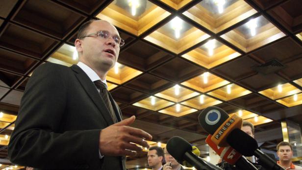 "SaS"-Chef Richard Sulik gab Ministerpräsidentin Iveta Radicova die Schuld an der Krise. Rettungsschirm fix - Slowakei stimmt zu
