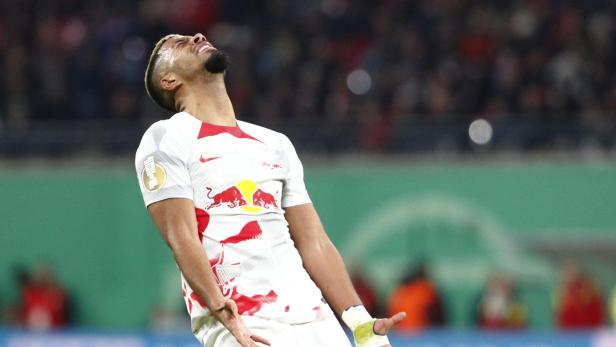 Ein Fußballspieler von RB Leipzig blickt enttäuscht nach oben.
