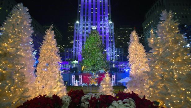 Mit dem Anzünden von mehr als 45.000 Lichtern am Baum vor dem Rockefeller Center wurde in New York traditionell die Weihnachtssaison gestartet.