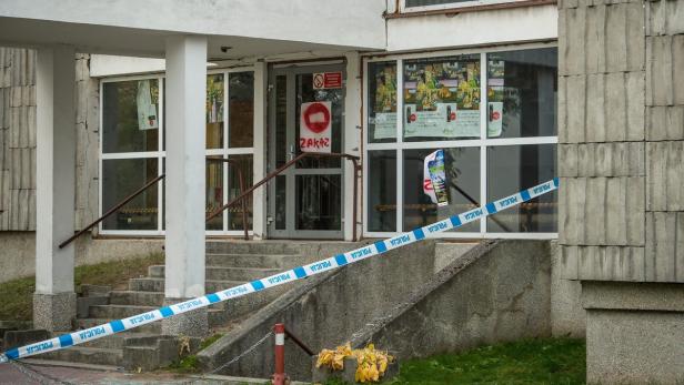 POLAND UNIVERISTY TRAGEDY Die Feier zum Beginn des neuen akademischen Jahrs war für 700 bis 800 Menschen geplant gewesen - es kamen aber mehr als 1.200.