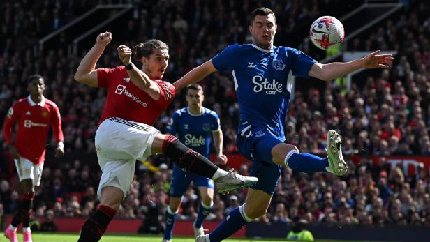 Zwei Fußballspieler kämpfen um den Ball während eines Spiels zwischen Manchester United und Everton.