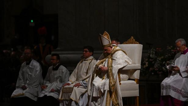 Papst Franziskus eröffnete Feier der Osternacht im Petersdom