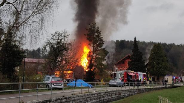 Großeinsatz für zehn Feuerwehren: Scheunenbrand am Karsamstag