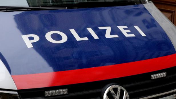 Die Motorhaube eines Polizeiautos mit der Aufschrift „POLIZEI“.
