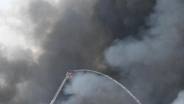 Großbrand im Hamburger Hafen: Gasflaschen explodiert