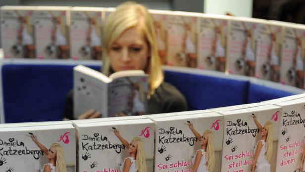 Der Buchtitel der Katzenberger-Biografie (hier der Stand auf der Buchmesse) kam für die diesjährige Wahl der Titelkuriositäten zu spät: "Sei schlau, stell dich dumm" Kuriosester Buchtitel für Frauenversteher
