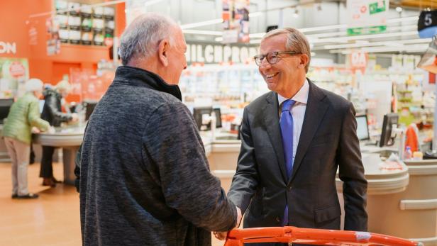 Landeshauptmann Haslauer (ÖVP) schaute beim Supermarkt vorbei