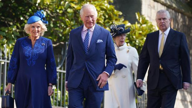 Aufreger: Was Andrews Ehrenplatz bei Ostermesse für Royal Family bedeutet