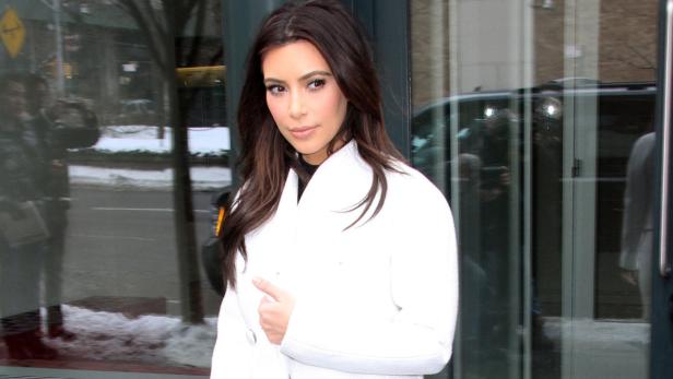 Zuvor sorgten Gerüchte über den Ehevertrag für Schlagzeilen über Kim: Laut Quellen soll Kim Kardashian &quot;nur&quot; eine Million Dollar pro Ehejahr mit Rapper Kayne West bekommen.