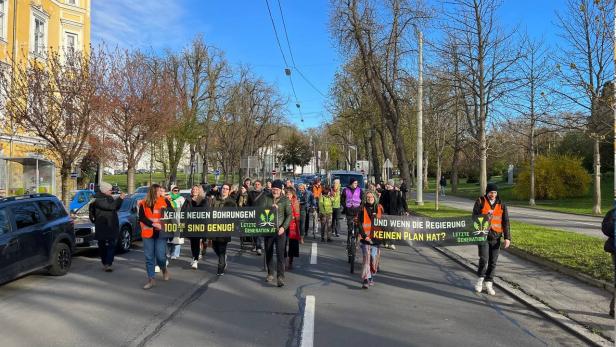 Klimaaktivisten blockieren in Graz erneut den Verkehr