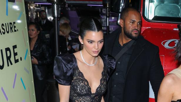 Kendall Jenner in einem schwarzen Kleid mit Spitze und Diamantkette.