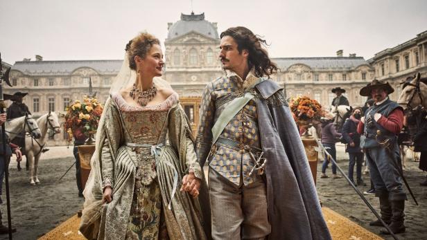 Vicky Krieps als (fast) untreue französische Königin neben Louis Garrel als Ludwig XIII.: „Die drei Musketiere – D’Artagnan“