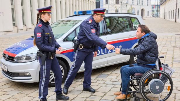 Neues Programm: Polizei reicht Behinderten die Hand