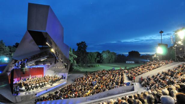 &quot;Sommernachtsgala&quot;, Auch heuer ist der Wolkenturm wieder Schauplatz der &quot;Sommernachtsgala&quot;. Superstars der klassischen Musik lassen die schönsten und stimmungsvollsten Melodien erklingen. Die Sommernachtsgala eröffnet den Musik-Sommer 2011 mit einem bunten Programm, dargebracht vom Tonkünstler-Orchester unter der Leitung von Michael Boder und internationalen Starsolisten. Zu Gast in Grafenegg sind die gefeierte Cellistin Sol Gabetta, die deutsche Klarinettistin Sabine Meyer und die dritte im Bunde ist die Salzburger Sopranistin Genia Kühmeier. SENDUNG: ORF2 - FR - 17.06.2011 - 21:20 UHR. - Veroeffentlichung fuer Pressezwecke honorarfrei ausschliesslich im Zusammenhang mit oben genannter Sendung oder Veranstaltung des ORF bei Urhebernennung. Foto: ORF/Ali Schafler. Anderweitige Verwendung honorarpflichtig und nur nach schriftlicher Genehmigung der ORF-Fotoredaktion. Copyright: ORF, Wuerzburggasse 30, A-1136 Wien, Tel. +43-(0)1-87878-13606