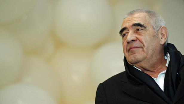 Porträt von Costa-Gavras vor einem hellen Hintergrund.