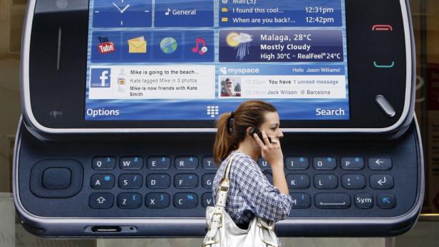 Frauen nutzen Smartphones intensiver