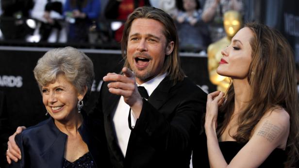 Brad Pitt und Angelina Jolie mit Pitts Mutter Jane auf dem roten Teppich.