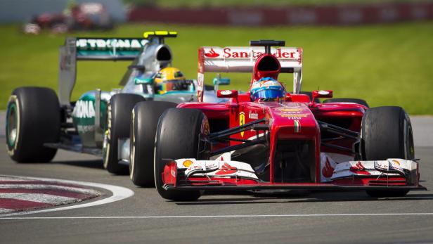 epa03738219 Spanish Formula One driver Fernando Alonso (front) of Scuderia Ferrari is followed by British driver Lewis Hamilton (back) of Mercedes AMG during the 2013 Canada Formula One Grand Prix at Gille Villeneuve circuit in Montreal, Canada, 09 June 2013. EPA/ANDRE PICHETTE