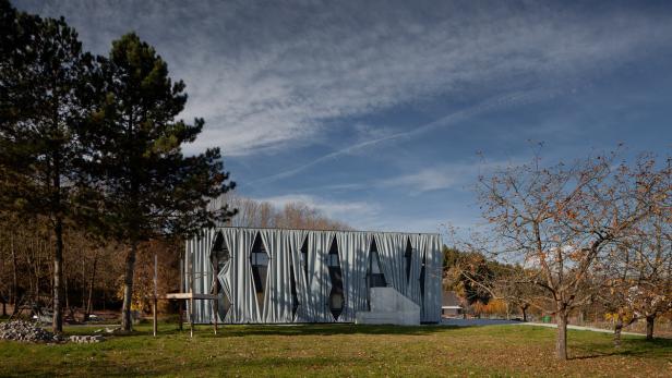 Architekt Gernot Hertl baute in Kronstorf ein ehemaliges Bauernhaus um und gestaltete vorgehängte Fassade aus UV-beständigem Kunststoffgewebe.