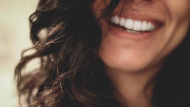 Zähne aufhellen: Methoden, Risiken und Tipps für ein strahlendes Lächeln